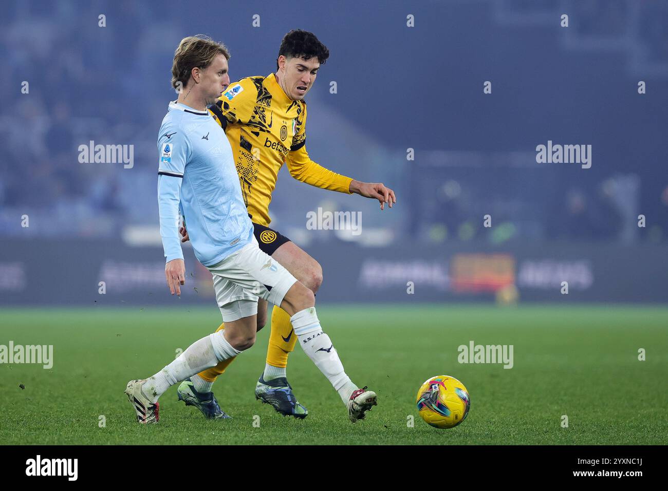 Rom, Italien. Dezember 2024. Alessandro Bastoni von Internazionale wetteiferte um den Ball mit Gustav Isaksen aus Latium während der italienischen Meisterschaftsserie Stockfoto