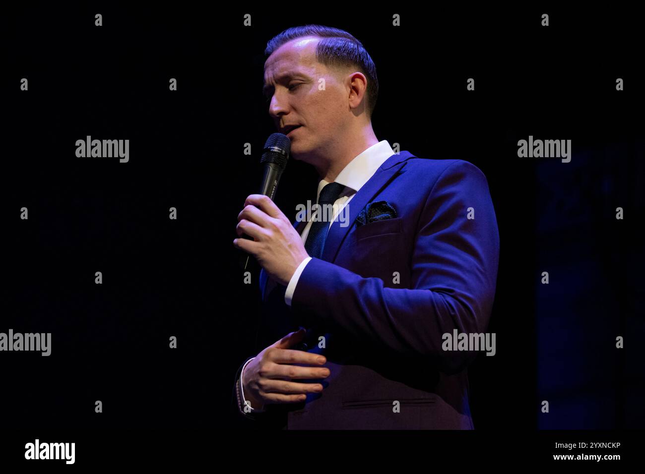 James Hudson singt live mit seinem Oktett beim Scarborough Jazz Festival 2024 Stockfoto