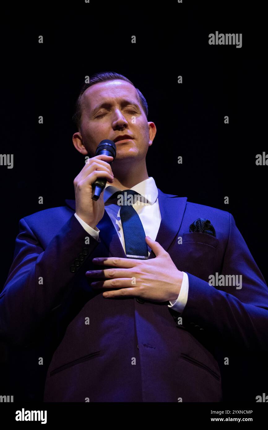 James Hudson singt live mit seinem Oktett beim Scarborough Jazz Festival 2024 Stockfoto