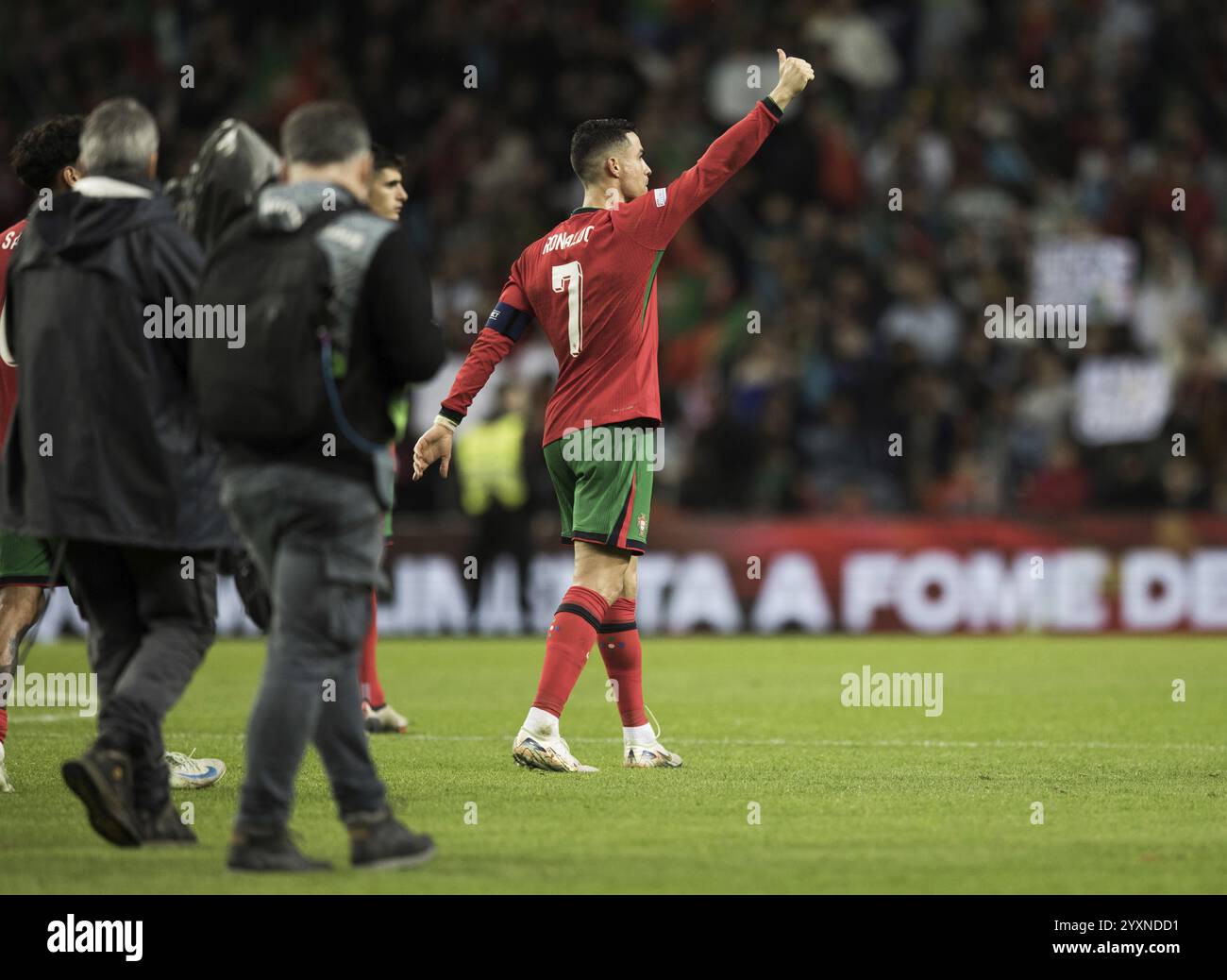 Fußballspiel, Kapitän Cristiano RONALDO CR7 Portugal kümmert sich um das Ende des Spiels und den Sieg richtig zufrieden in die Menge mit rechts erhobenen A Stockfoto