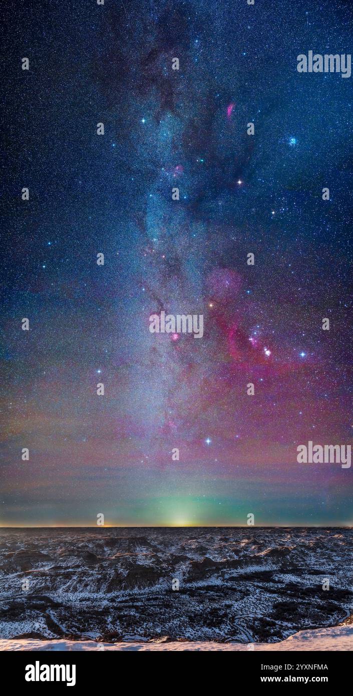 Panorama der Milchstraße über die Badlands des Dinosaur Provincial Park, Alberta, Kanada. Stockfoto