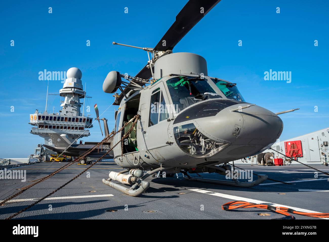 Die italienische Marine ab-212 ASW Hubschrauber auf dem Flugdeck des ITS Cavour Flugzeugträgers. Stockfoto