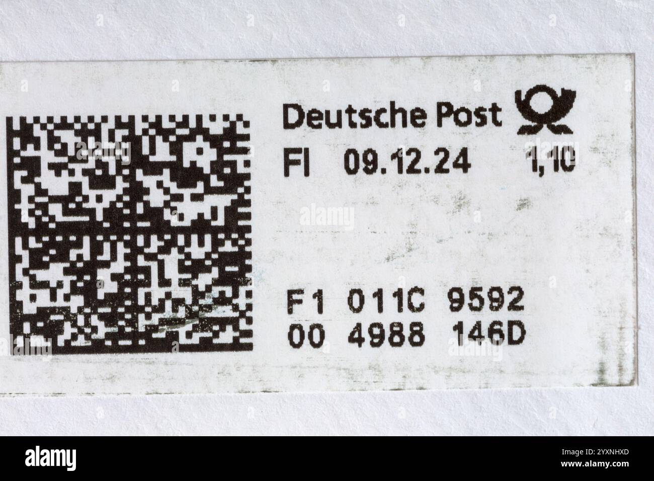 Briefmarke der Deutschen Post mit Barcode auf Umschlag Stockfoto