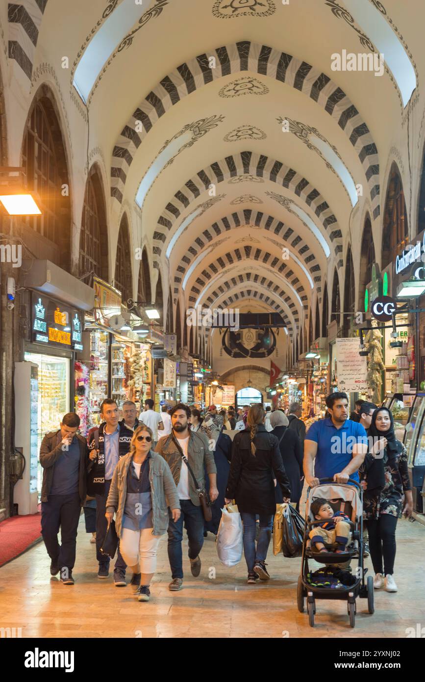Menschen, die im Misir Carsisi (Gewürzbasar), einem der größten Basare der Stadt, spazieren gehen und einkaufen. Gelegen in Eminonu, Istanbul, Türkei Stockfoto