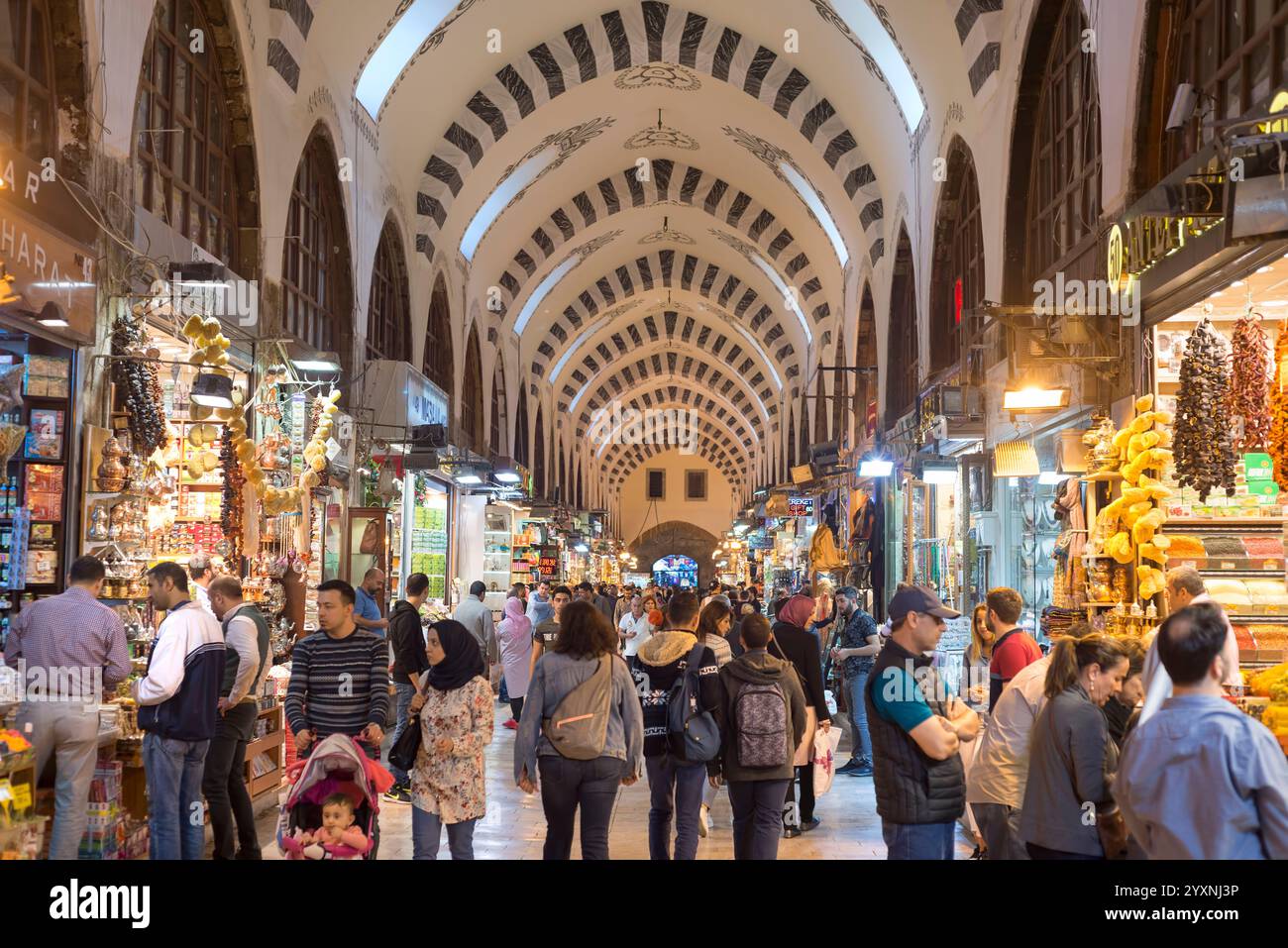 Menschen, die im Misir Carsisi (Gewürzbasar), einem der größten Basare der Stadt, spazieren gehen und einkaufen. Gelegen in Eminonu, Istanbul, Türkei. Stockfoto