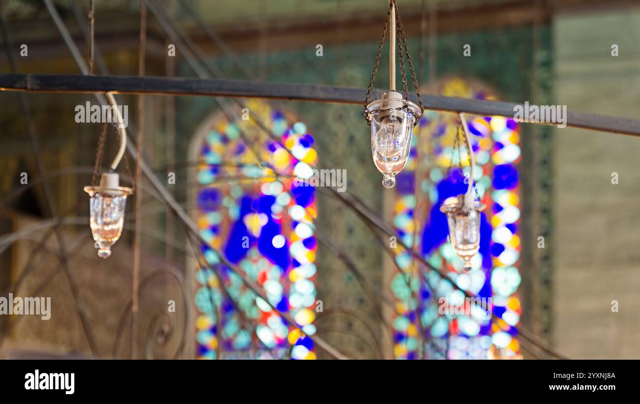 Kerzenlichter Hängen In Der Sultanahmet-Moschee, Istanbul, Türkei Stockfoto
