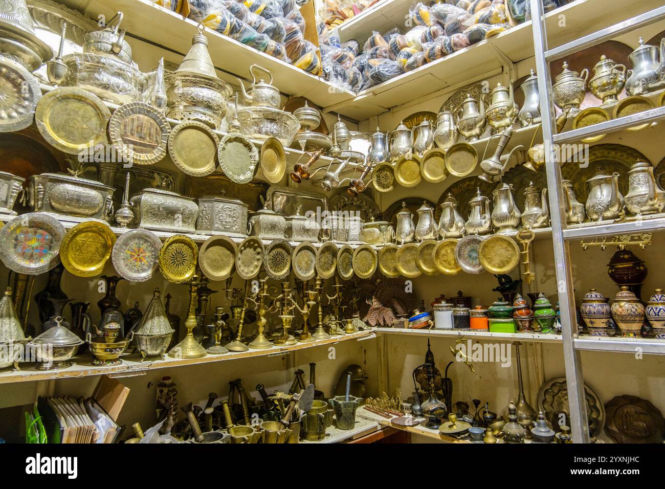 Marktplatz in der historischen Medina, voller Souvenirs, Ledertaschen, Metallstücke, Tetouan, Marokko, Nordafrika Stockfoto