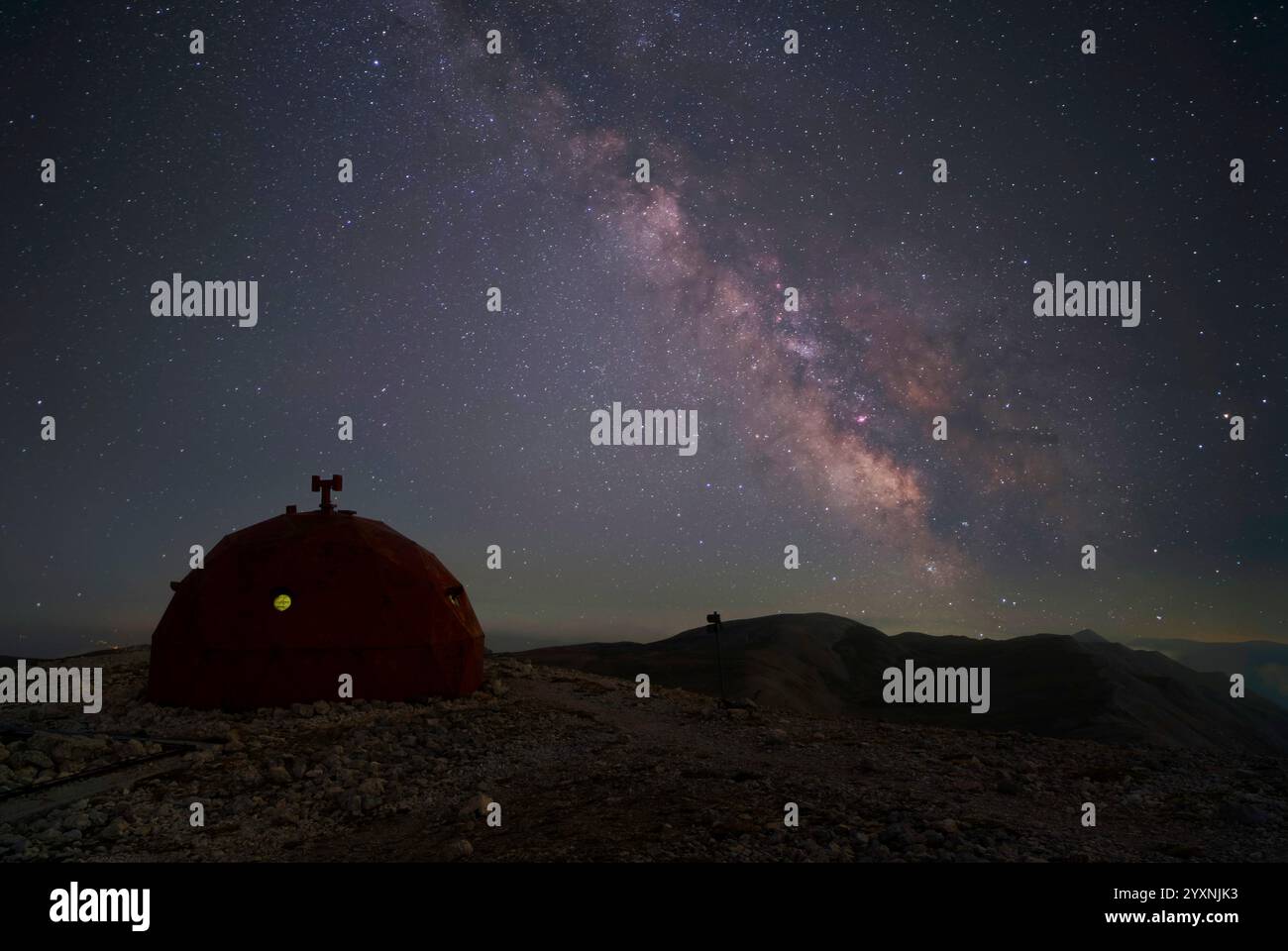 Milchstraße oberhalb des Pelino Biwaks auf dem Monte Amaro im Apennin, Italien. Stockfoto