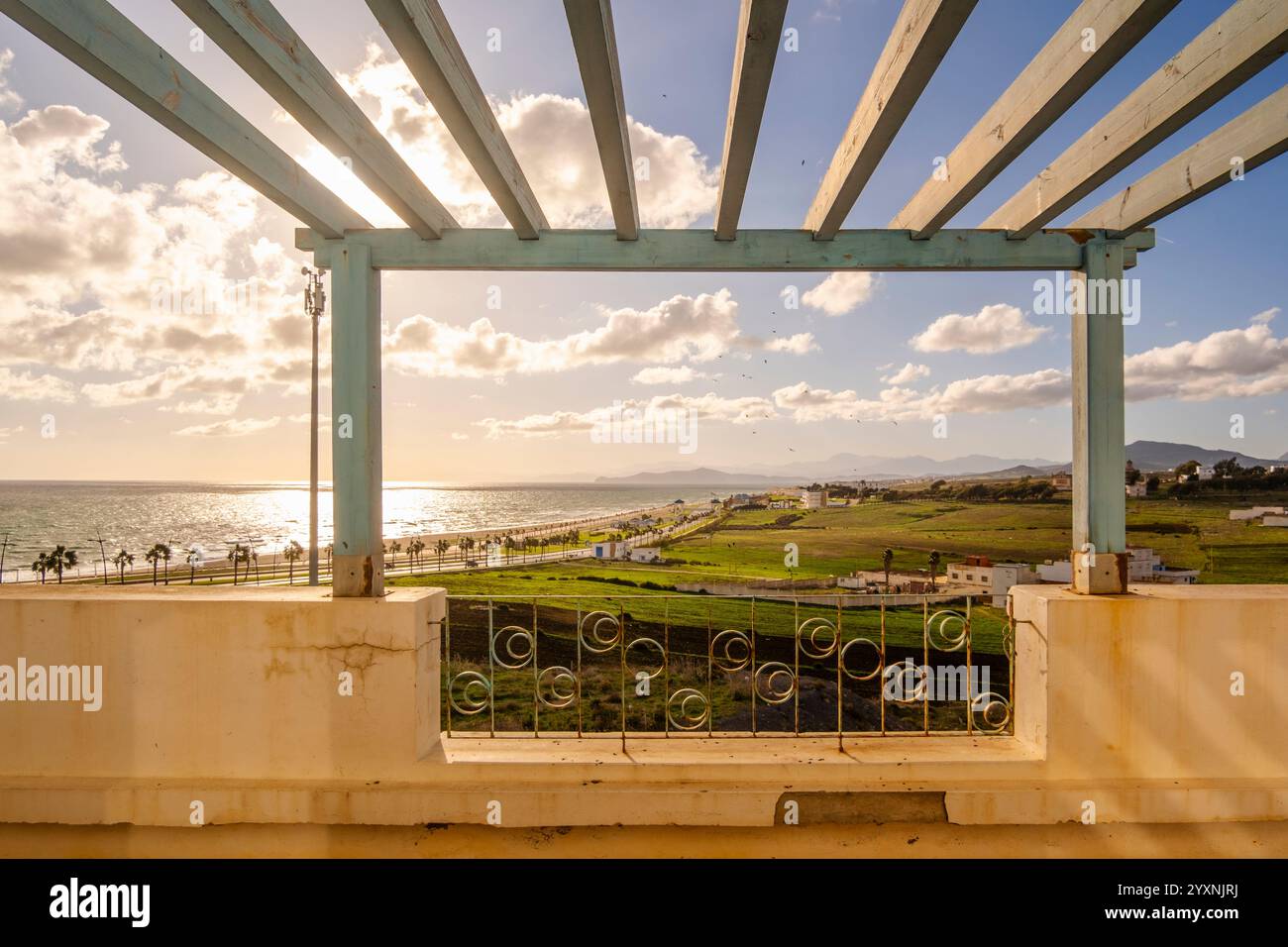 Luxuriöser Blick auf die Landschaft von der Terrasse in Fnideq Stockfoto