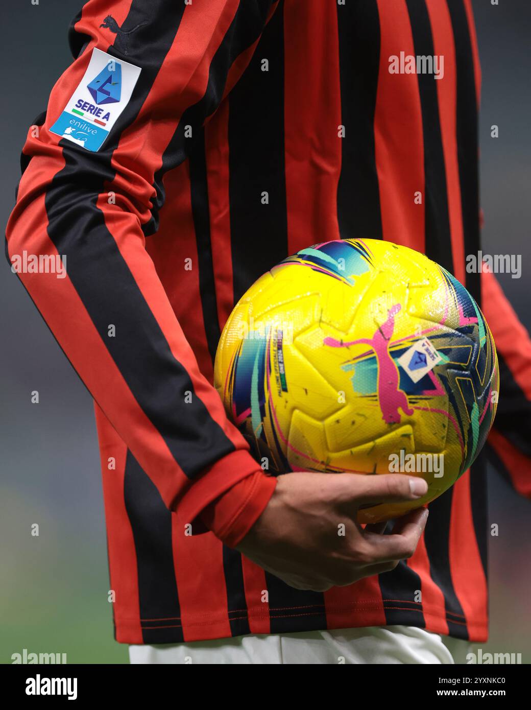 Mailand, Italien. Dezember 2024. Tijjjani Reijnders vom AC Milan trägt einen Puma Orbita Official Serie A 2024-2025 Matchball während des Serie A Spiels in Giuseppe Meazza, Mailand. Der Bildnachweis sollte lauten: Jonathan Moscrop/Sportimage Credit: Sportimage Ltd/Alamy Live News Stockfoto