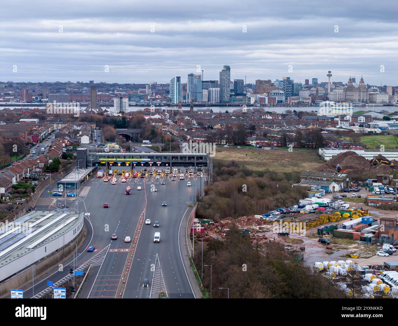 Wirral Eingang zum Kingsway Mersey Tunnel mit Liverpool Skyline im Hintergrund, Merseyside, England Stockfoto