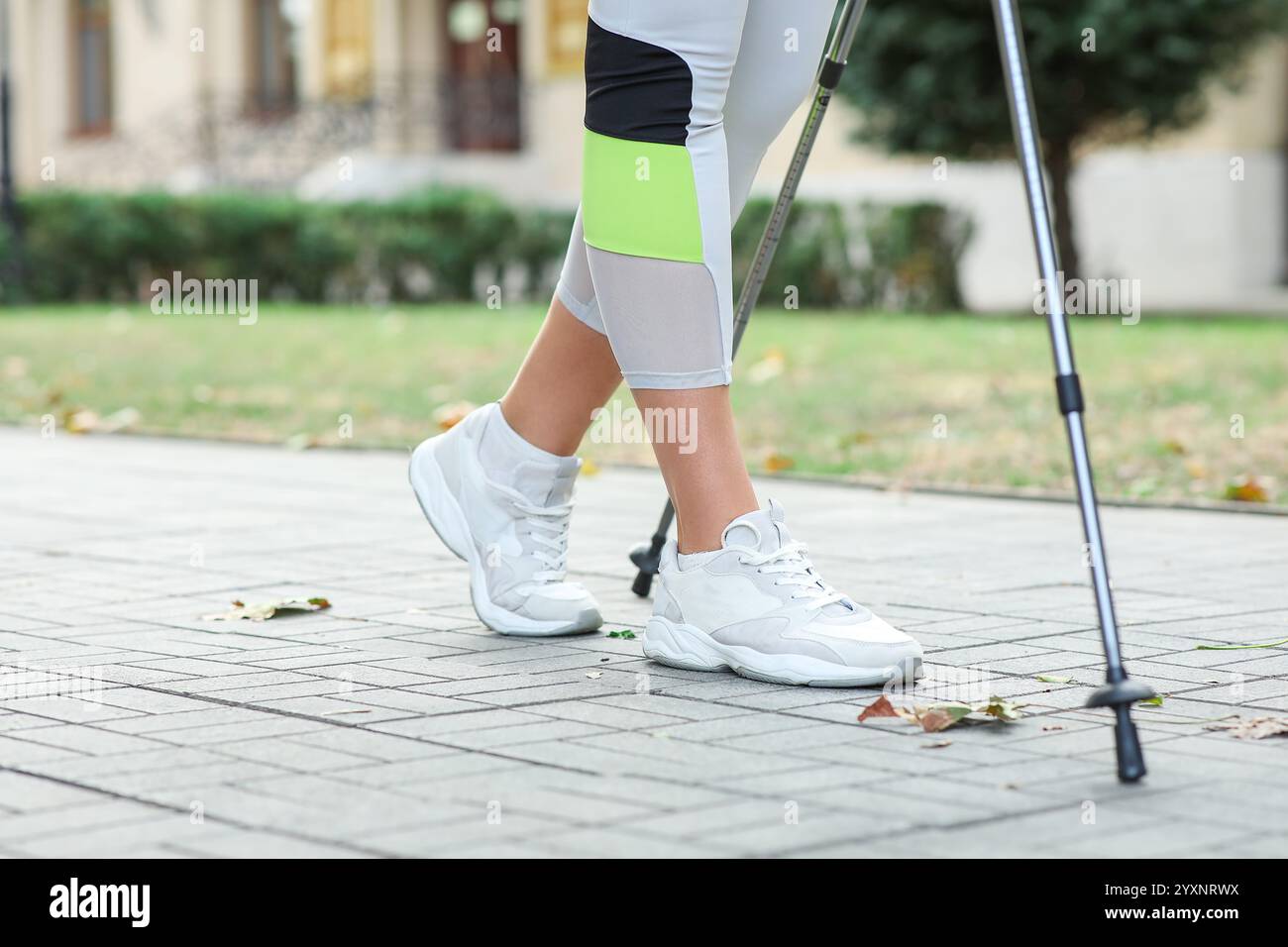 Sportliche Frau, die Nordic Walking auf der Straße macht, Nahaufnahme Stockfoto