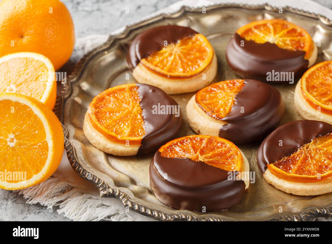 Hausgemachte Shortbread-Kekse mit kandierter Orange und Schokoladenglasur in Nahaufnahme auf einem Teller auf dem Tisch. Horizontal Stockfoto