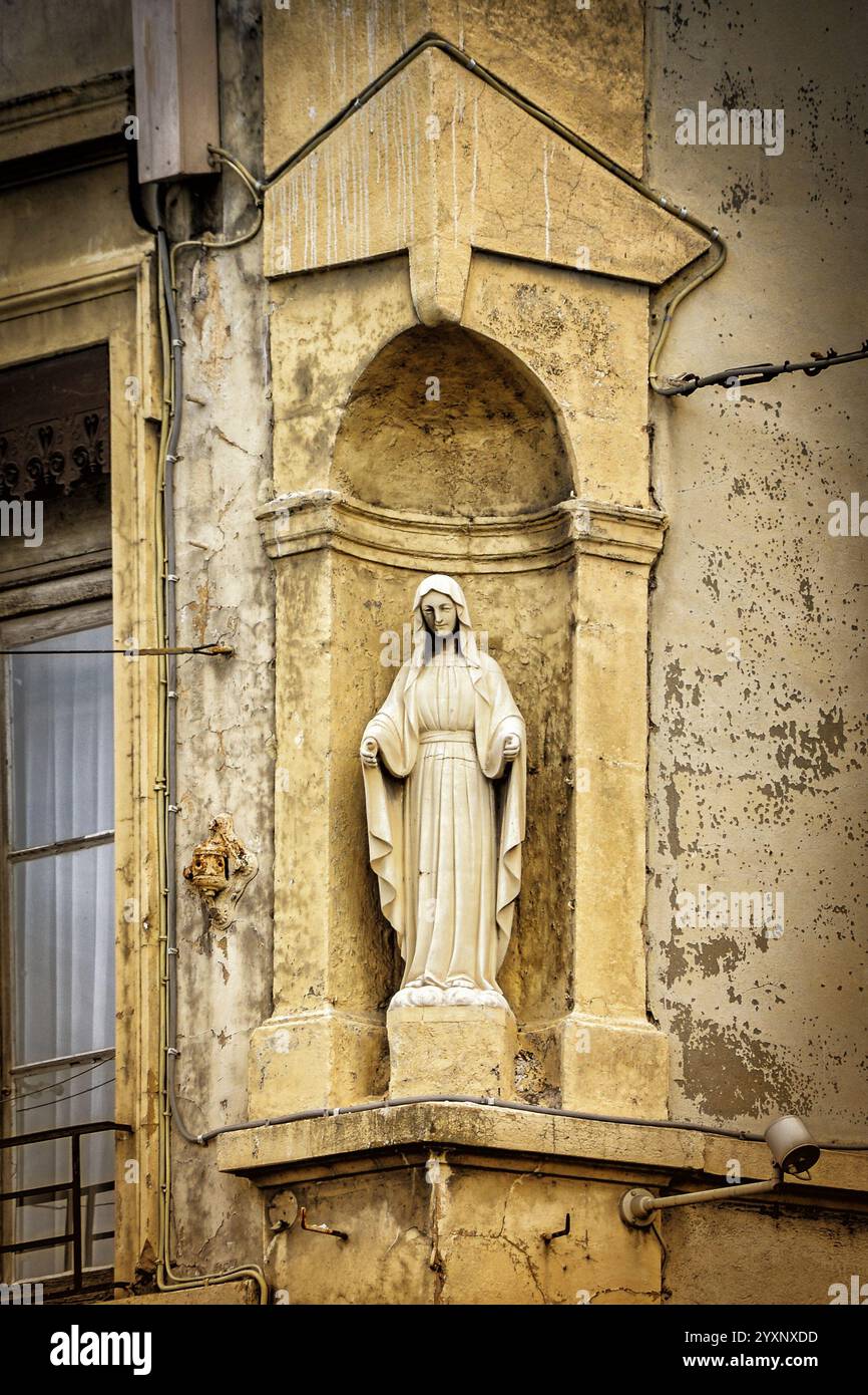 Eine typische Lyoner Tradition: Religiöse Ikonen in Street Corner Nischen Stockfoto