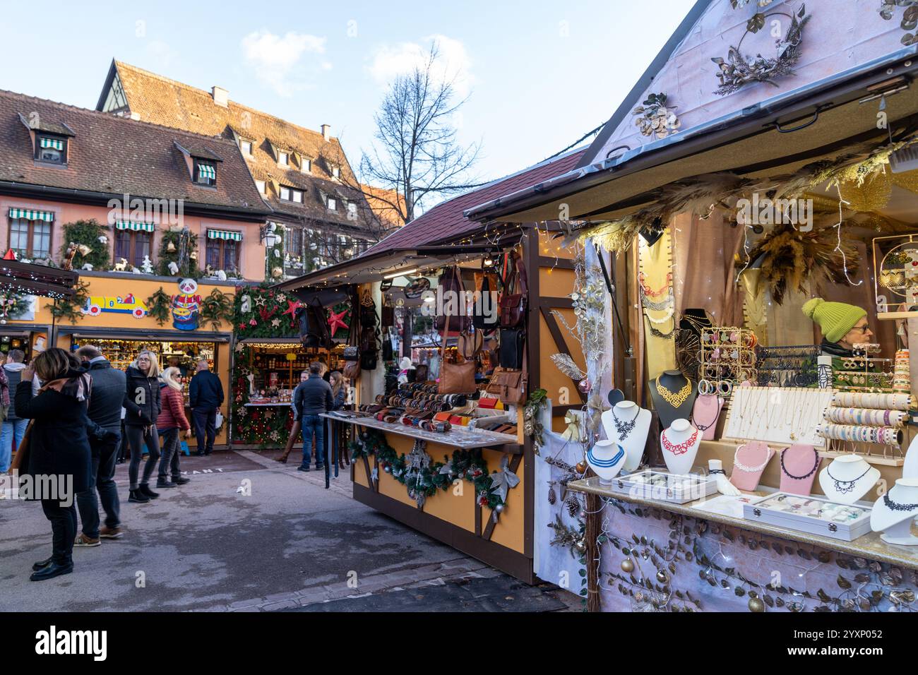 Colmar, Alscae Frankreich - 6. Dezember 2024: Weihnachtsmarkt-Stände im französischen Dorf Colmar Stockfoto