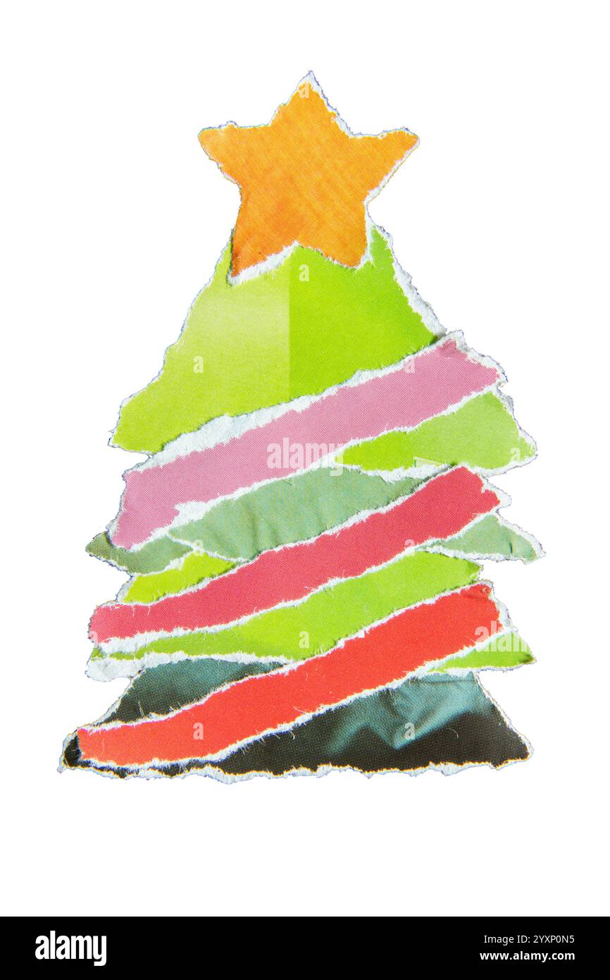 Weihnachtsbaumcollage aus zerrissenem Zeitschriftenpapier zur Weihnachtskartendekoration mit Schneidepfad Stockfoto