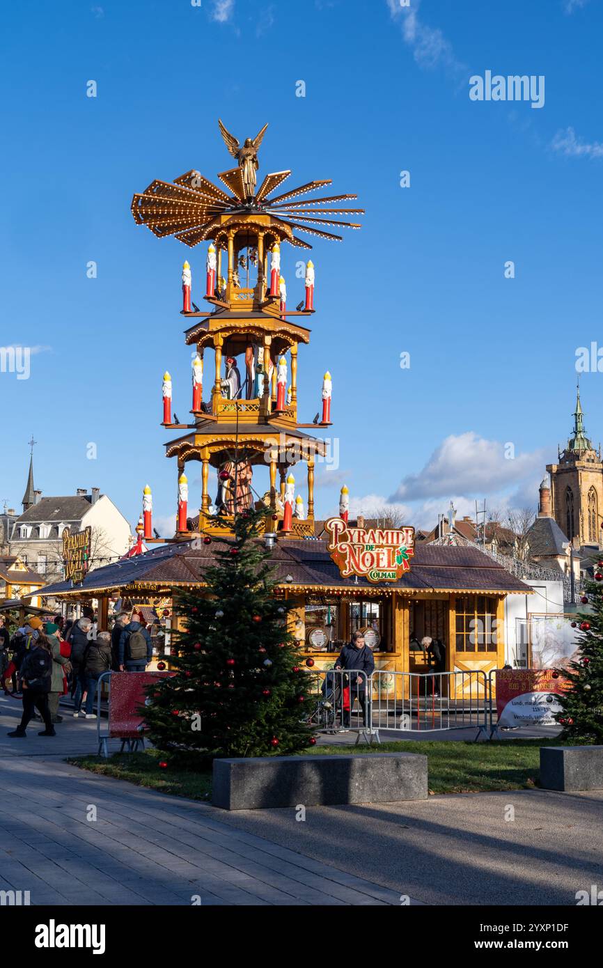Colmar, Alscae Frankreich - 6. Dezember 2024: Weihnachtsmarktpyramide im französischen Dorf Colmar am Place Rapp Stockfoto