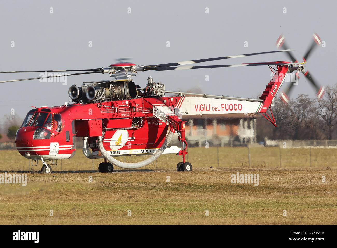 Ein S-64F Skykran des italienischen Feuerwehrdienstes Vigili del Fuoco. Stockfoto