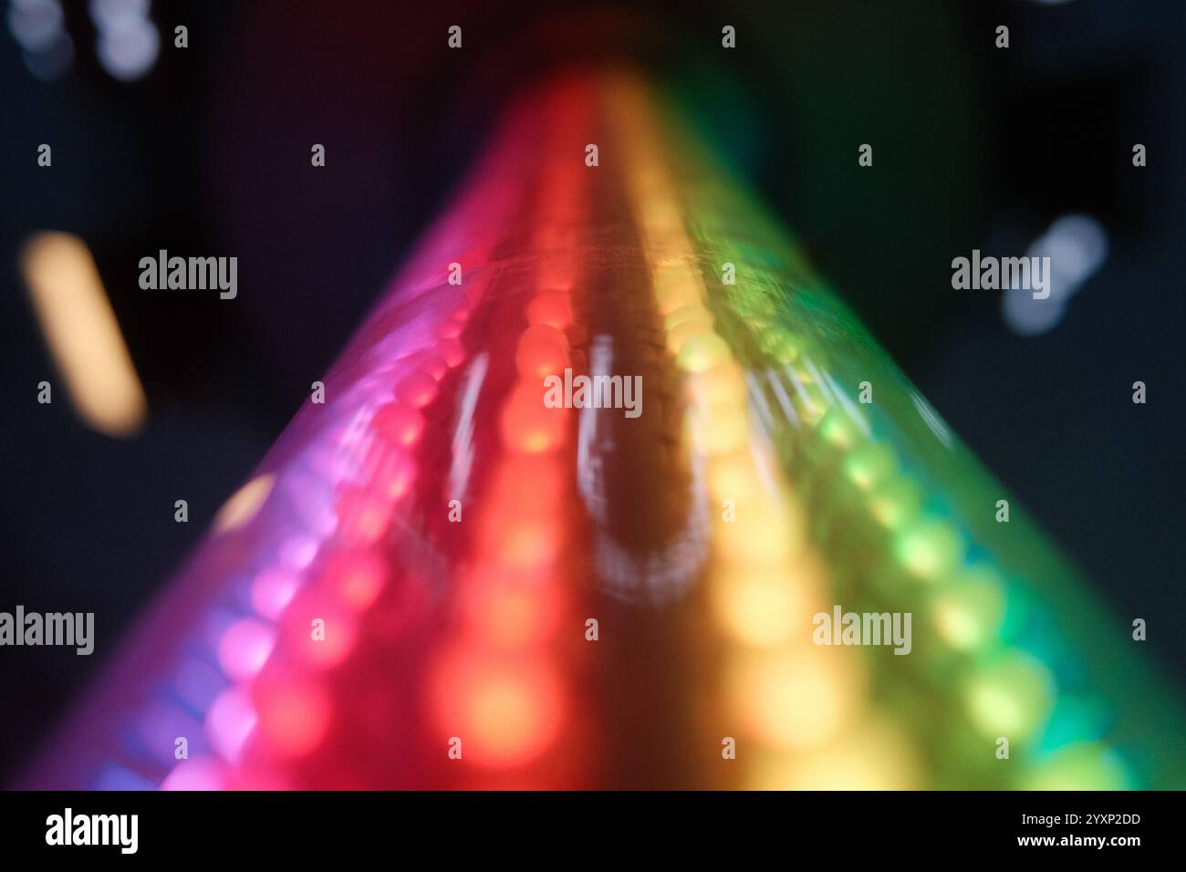 Ein Regenbogen wird in einem unscharfen Bild dargestellt, wobei die Farben des Regenbogens rot, orange, gelb, grün, blau, indigo und Violett. Das Bild hat einen Traum Stockfoto