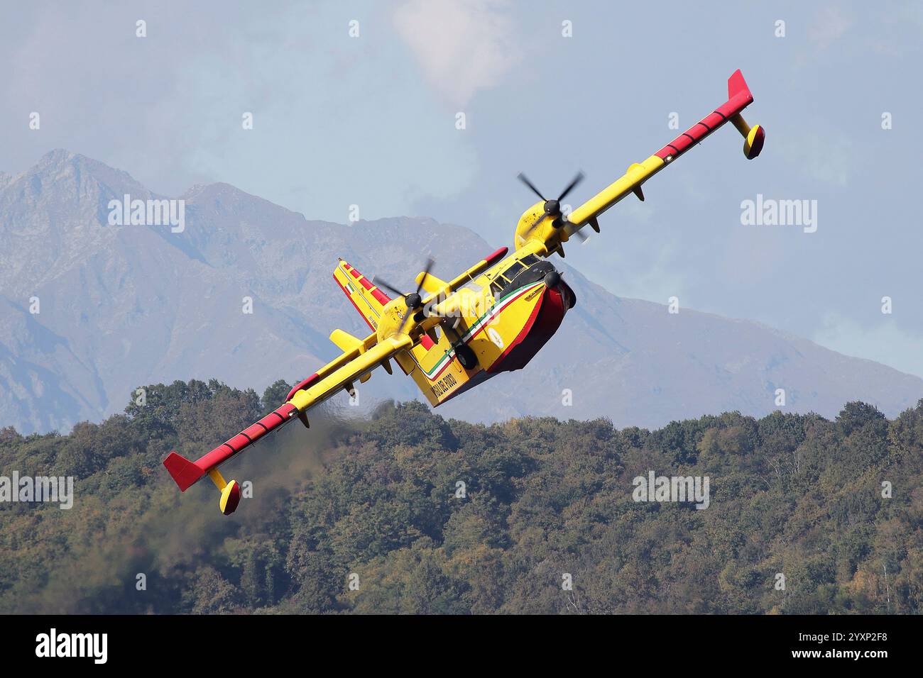 CL-415 Löschflugzeug der italienischen Vigili del Fuoco. Stockfoto