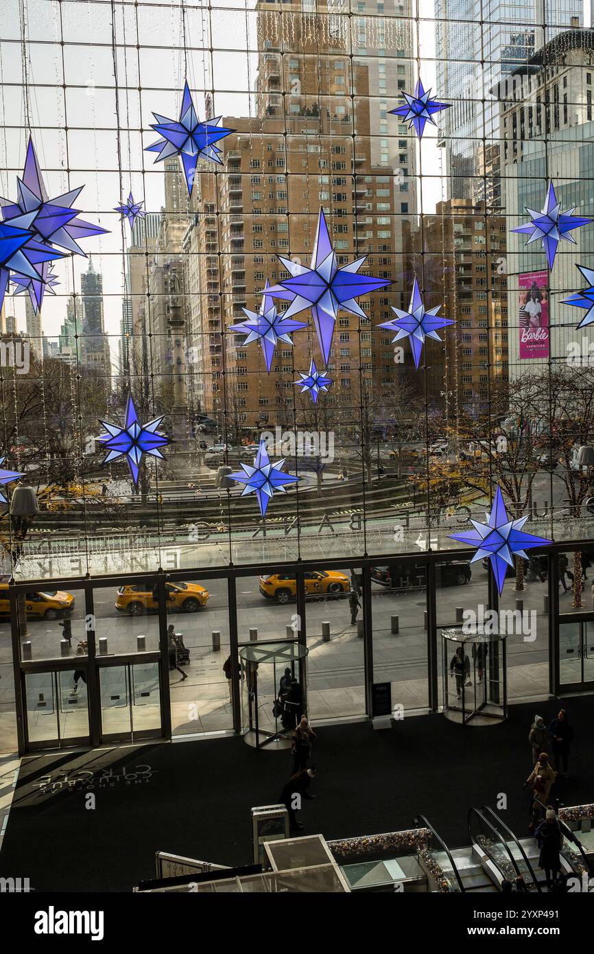 Weihnachtsdekoration am Eingang des Columbus Circle Einkaufszentrums, New York City, USA. Stockfoto