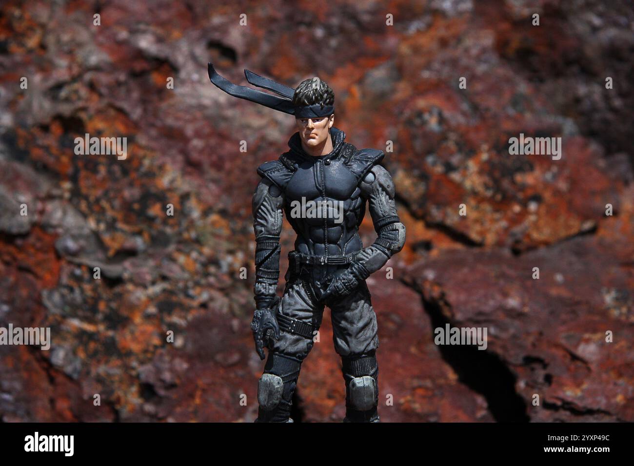 Metal Gear Solid Action Figur Outdoor Scene Rosted Metall Hintergrund Dreiviertelansicht 2 Stockfoto Metal Gear Solid Action Figur Outdoor Scene Rosted Metall Hintergrund Dreiviertelansicht 2 Stockfoto