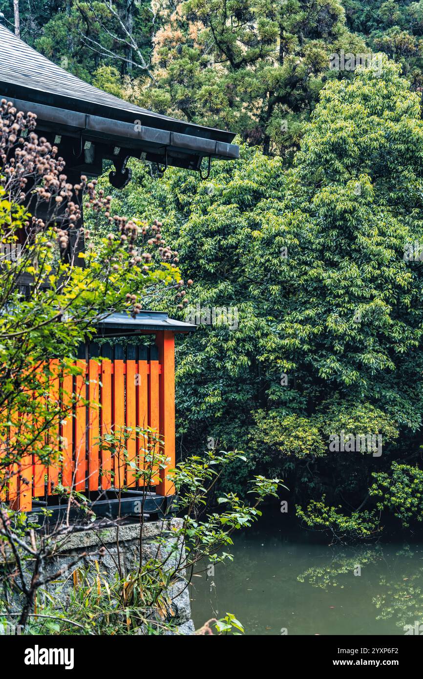 Malerische japanische Landschaft mit Kodamagaike-Teich und Kumataka-Schrein von Fushimi Inari (tausend Torii-Tore), in Kyoto, Japan. Stockfoto