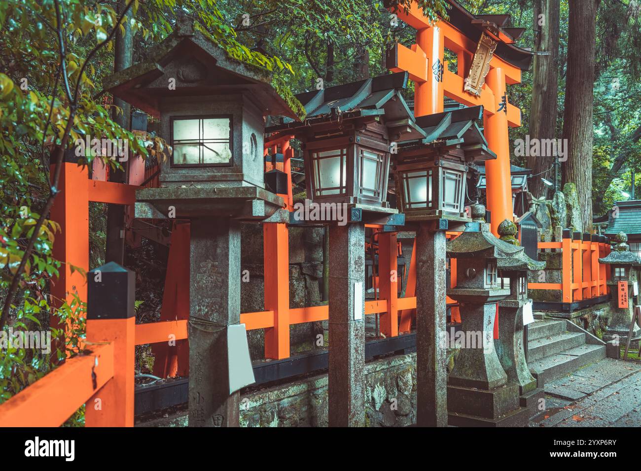 Traditionelle japanische toro-Laternen aus Stein im Fushimi Inari Taisha in Kyoto. (Englische Übersetzung des japanischen Textes: Religiöse Segnungen) Stockfoto