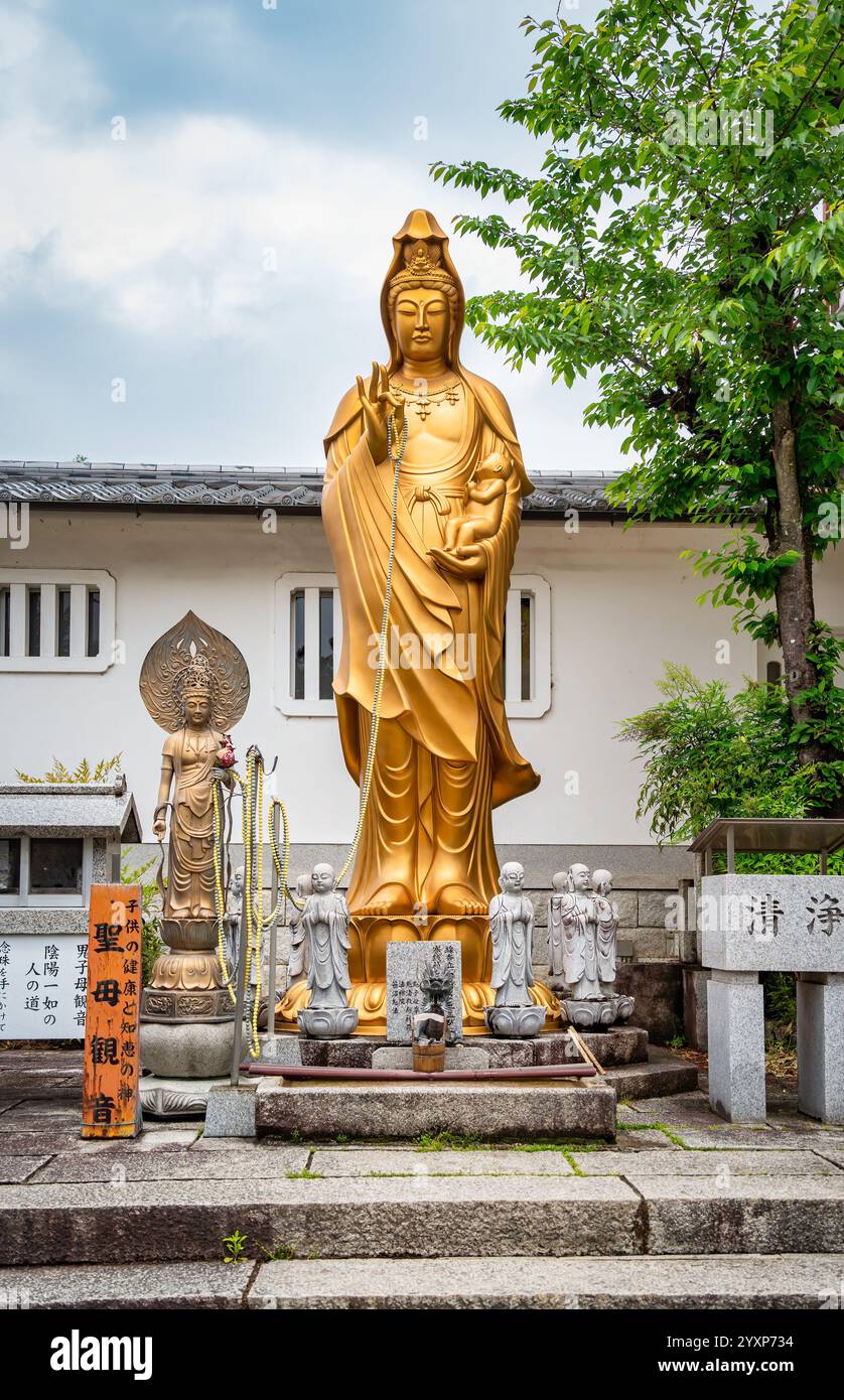 Goldene Statue von Avalokiteshvara Bodhisattva Kanzeon am Fushimi Inari Grand Shrine in Kyoto Japan. (Englische Übersetzung der Inschrift auf dem Sto Stockfoto