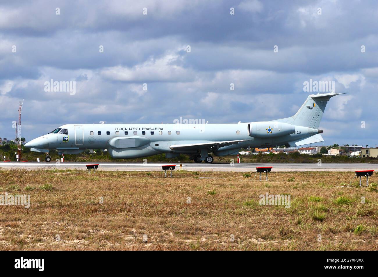 Ein brasilianisches Flugzeug der Air Force R-99, das auf der Natal Air Force Base in Brasilien unterwegs ist. Stockfoto