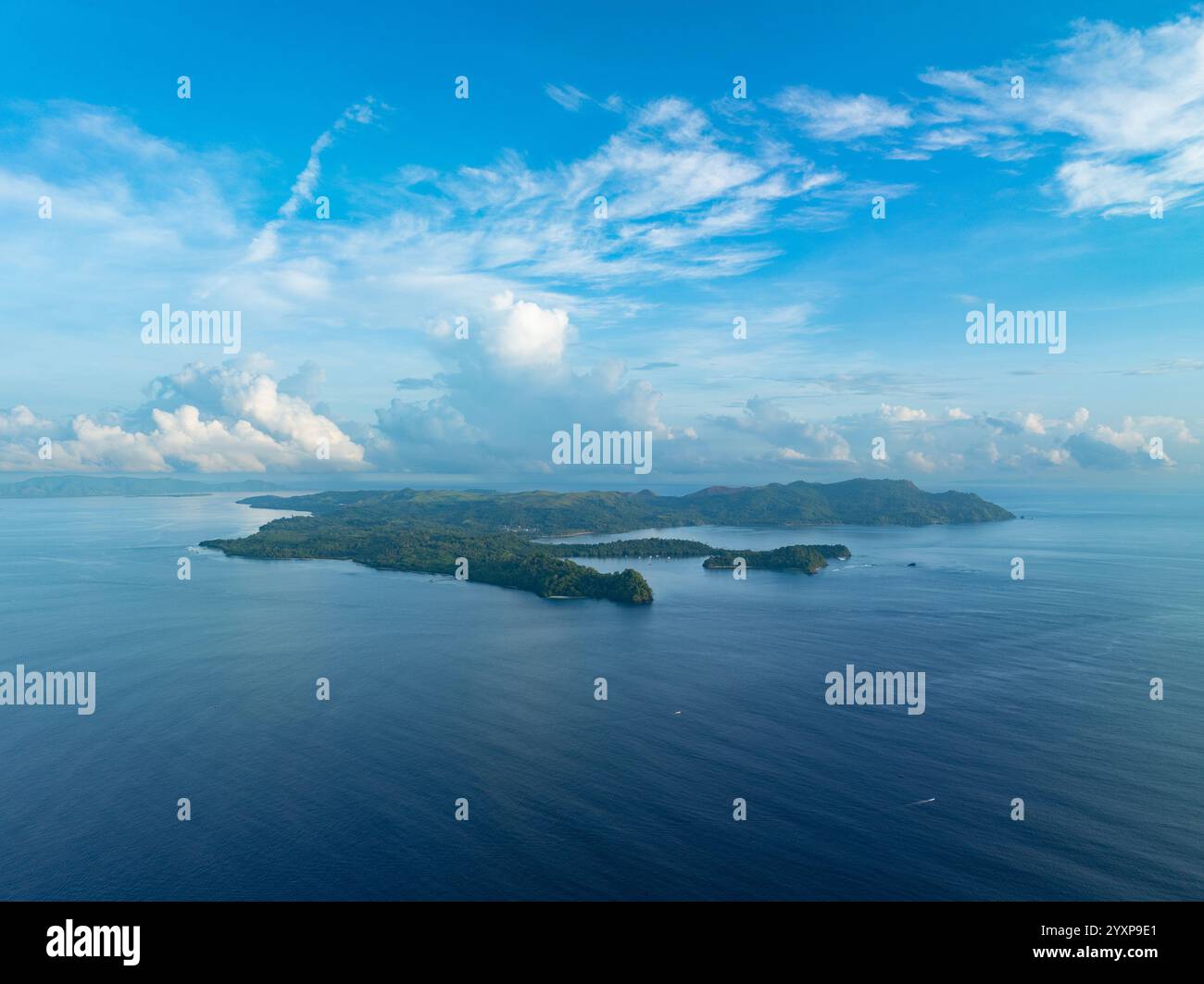 Als Teil des Korallendreiecks ist die malerische Insel Bangka nördlich von Sulawesi in Indonesien von gesunden Korallenriffen und Mangroven gesäumt. Stockfoto