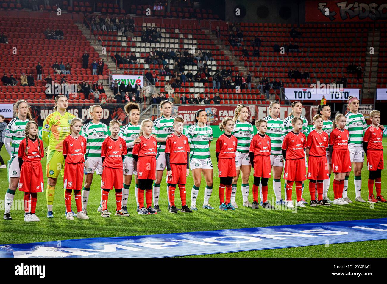 Enschede, Niederlande. Dezember 2024. ENSCHEDE, NIEDERLANDE - 17. DEZEMBER: Auftritt von Celtic vor der UEFA Women's Champions League - Spiel der Gruppe B zwischen FC Twente und Celtic am 17. Dezember 2024 in de Grolsch Veste in Enschede, Niederlande. (Foto: Broer van den Boom/Orange Pictures) Credit: Orange Pics BV/Alamy Live News Stockfoto