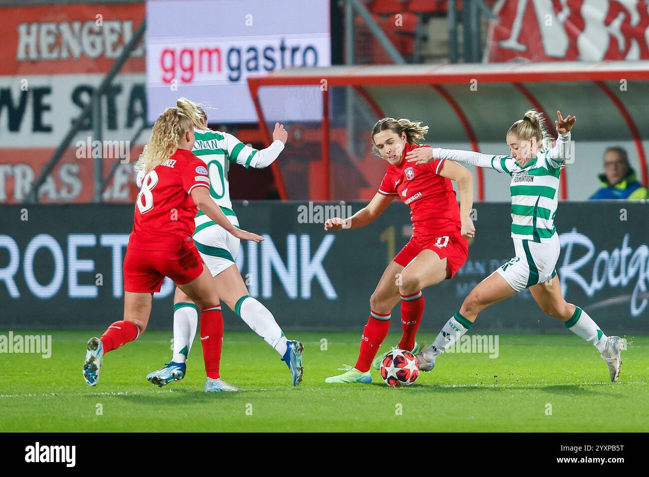 Enschede, Niederlande. Dezember 2024. ENSCHEDE, Stadion de Grolsch Veste, 17.12.2024, Saison 2024/2025, UEFA Champions League Frauen. Während des Spiels Twente – Celtic (Frauen) spielte der FC Twente-Spieler Danique van Ginkel FC Twente-Spieler Alieke Tuin Celtic-Spieler Lucy Ashworth-Clifford Credit: Pro Shots/Alamy Live News Stockfoto