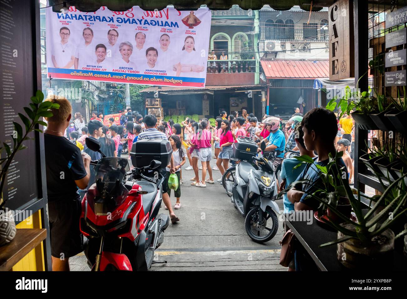 Eine katholische religiöse Parade kommt während einer jährlichen Parade im Tondo District von Manila, den Philippinen, an einem Haus vorbei. Stockfoto