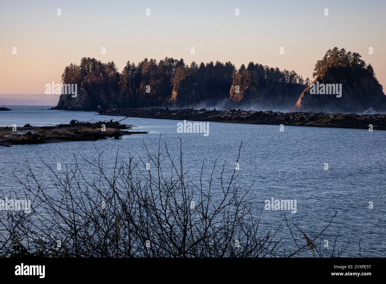 WA25983-00...WASHINGTON - Morgenlicht auf James Island am Ufer des Quillayute River. Stockfoto