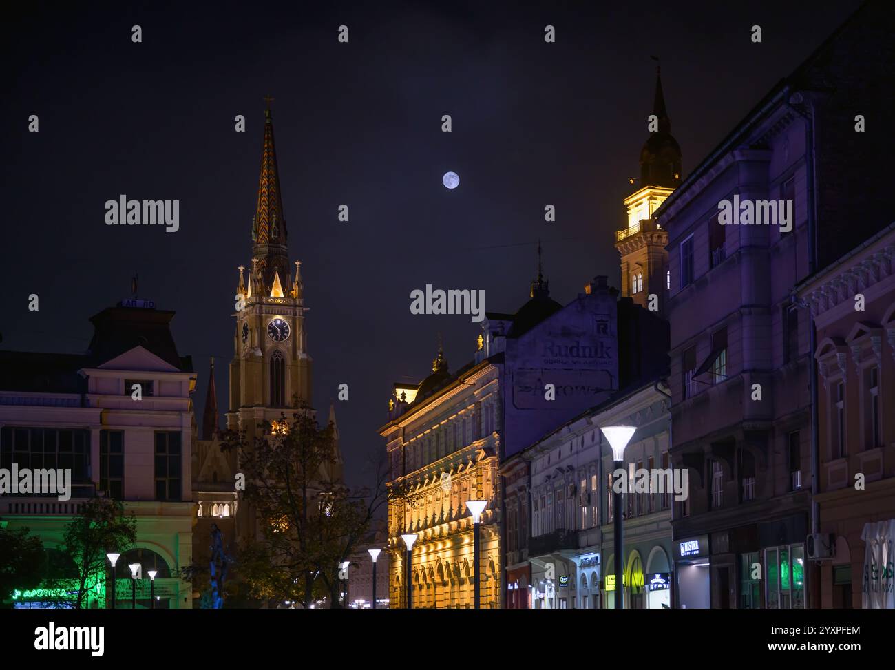 Novi Sad, Serbien - 16. November 2024: Stadtzentrum von Novi Sad und Marktplatz bei Nacht, Hauptstadt der Provinz Vojvodina Stockfoto