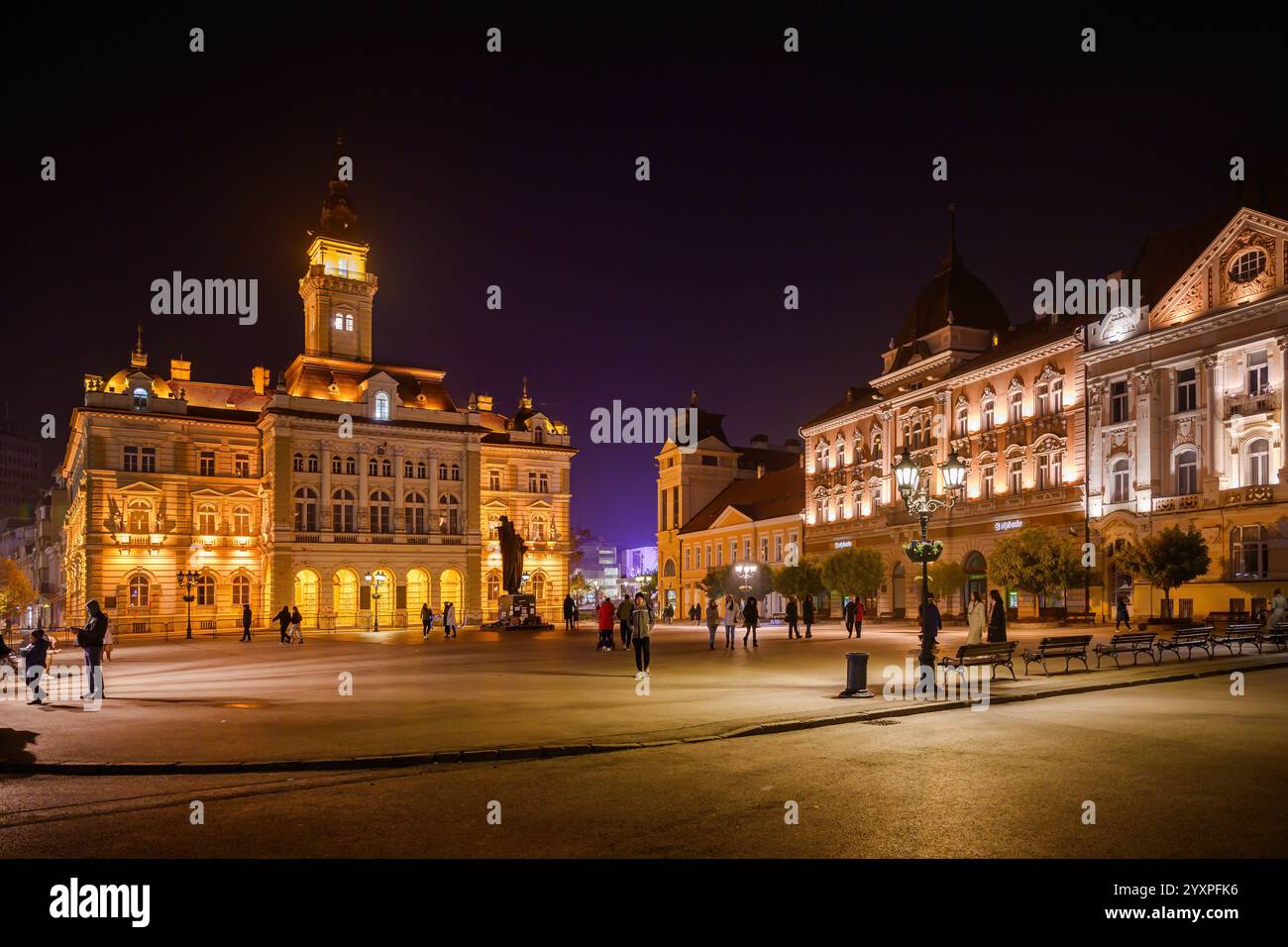 Novi Sad, Serbien - 16. November 2024: Stadtzentrum von Novi Sad und Marktplatz bei Nacht, Hauptstadt der Provinz Vojvodina Stockfoto