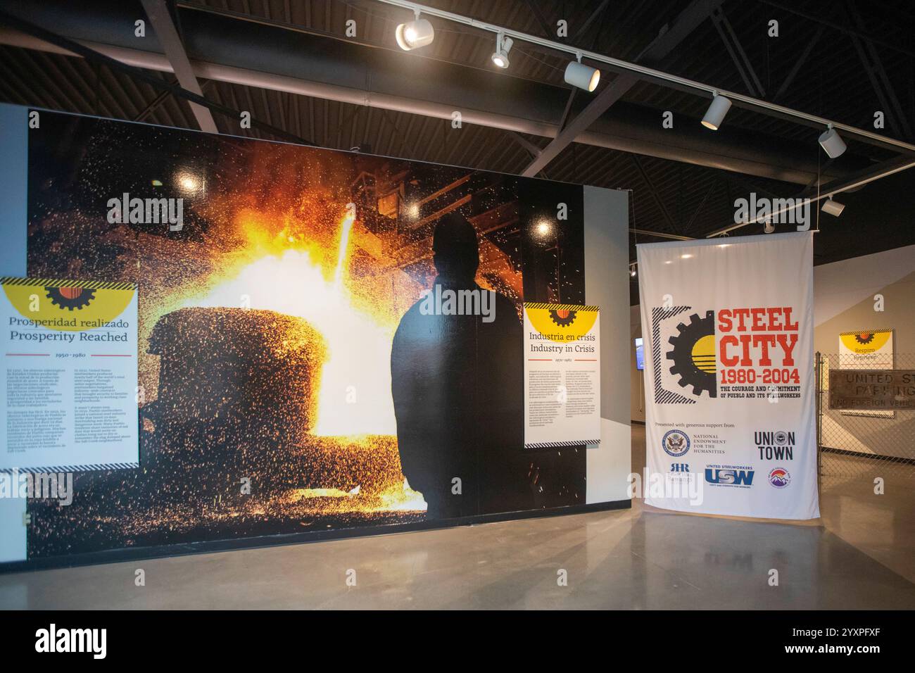 Pueblo, Colorado - das El Pueblo History Museum zeigt die vielen kulturellen und ethnischen Gruppen der Region. Eine Ausstellung zeigt die Stahlarbeiter der Stadt. Stockfoto
