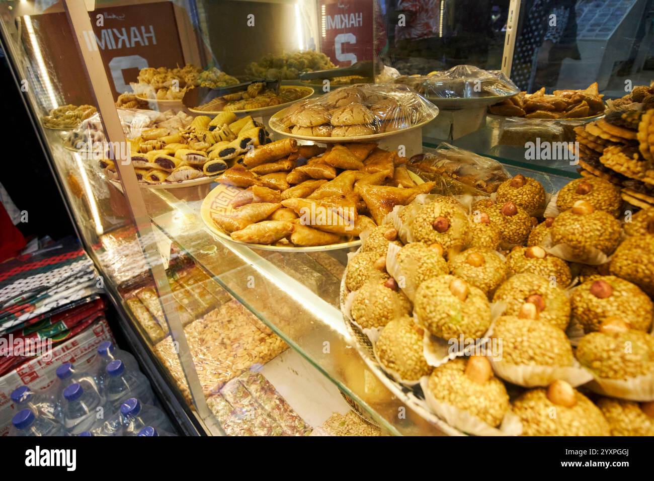 marokkanisches süßes Gebäck von einem Verkaufsstand im Souk marrakesch, marokko Stockfoto