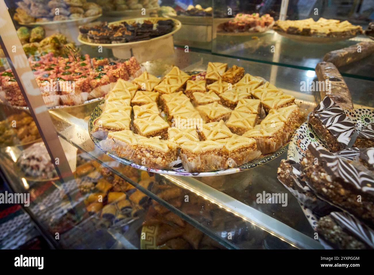 marokkanisches süßes Gebäck von einem Verkaufsstand im Souk marrakesch, marokko Stockfoto