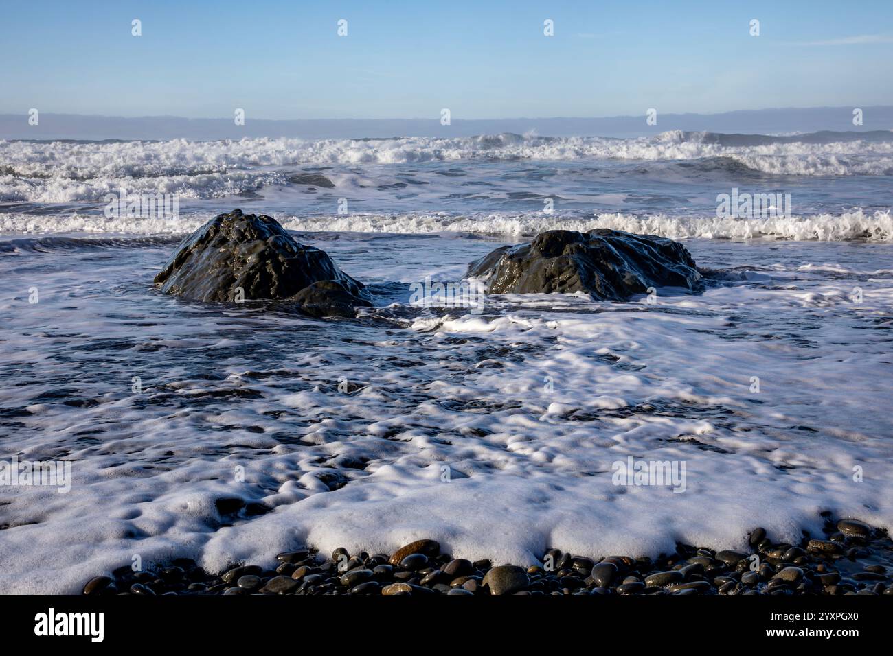 WA28019-00...WASHINGTON - Flut an der Pazifikküste am Ruby Beach im Olympic Naitonal Park. Stockfoto