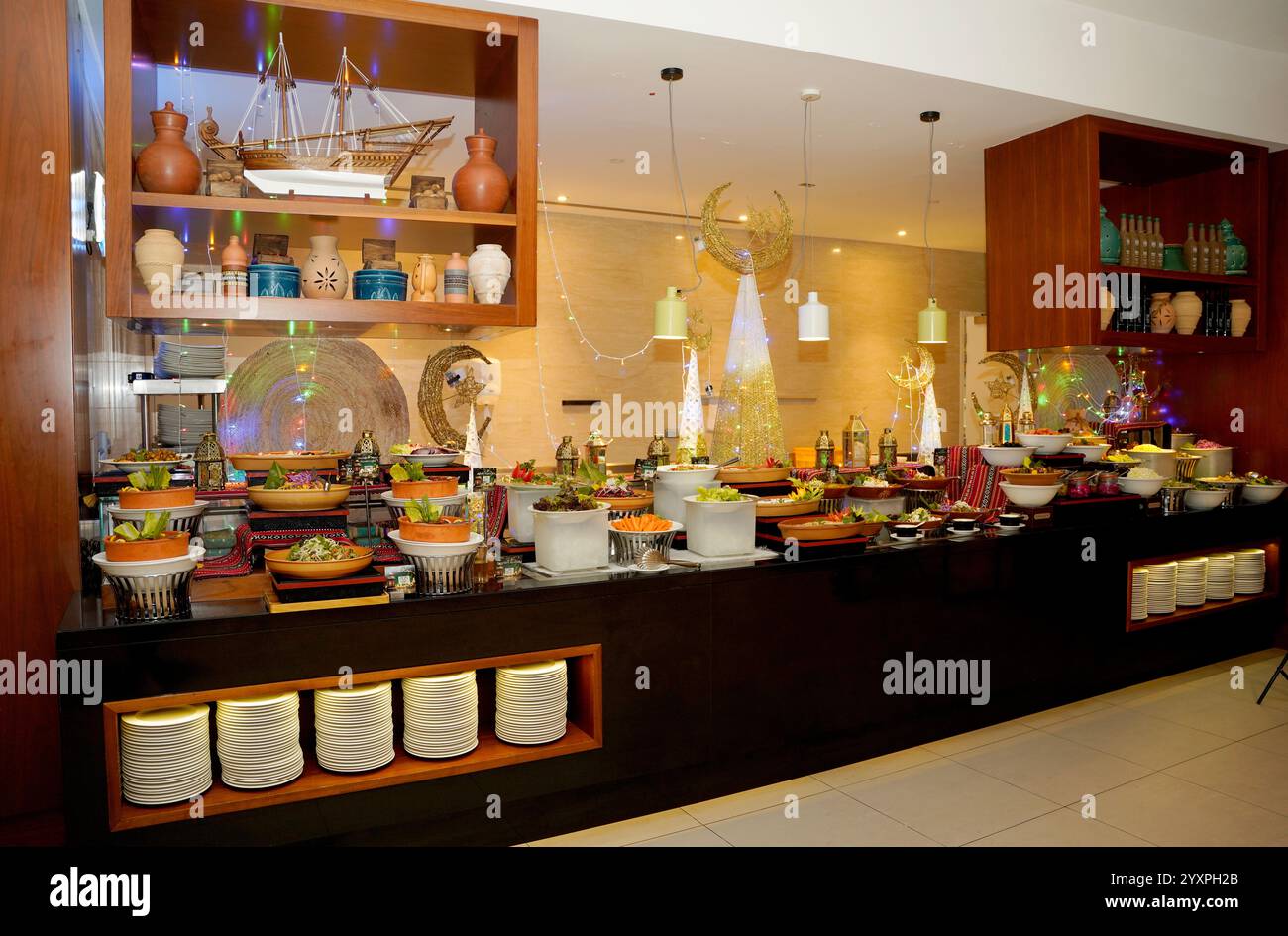 Ein farbenfrohes und elegant gestaltetes Buffet mit einer reichen Auswahl an traditionellen und modernen Gerichten, perfekt für Iftar. Stockfoto