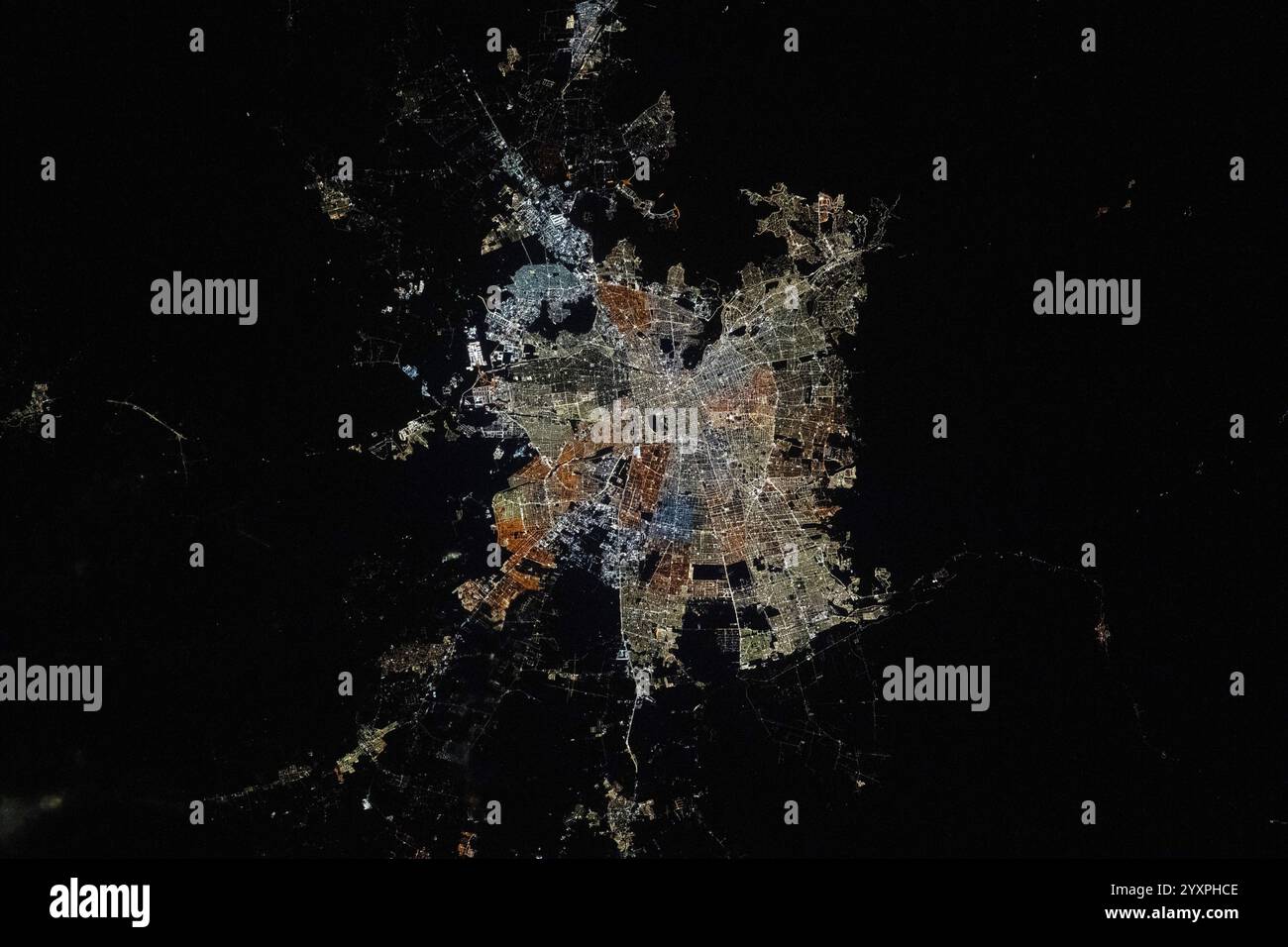 Blick aus dem Weltraum auf Santiago, Chiles Hauptstadt, mit Blick auf die Lichter der Stadt bei Nacht. Stockfoto