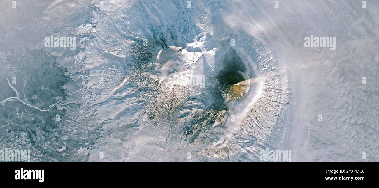 Satellitenansicht einer Asche- und Rauchwolke, die vom Vulkan Klyuchevskaja Sopka strömt. Stockfoto