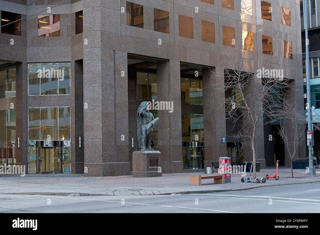 Calgary Kanada - 29. Dezember 2023 - Statue des Häuptlings Sitting Eagle (John Hunter), Häuptling der Stoney Nakoda First Nation in der Innenstadt von Calgary Kanada Stockfoto