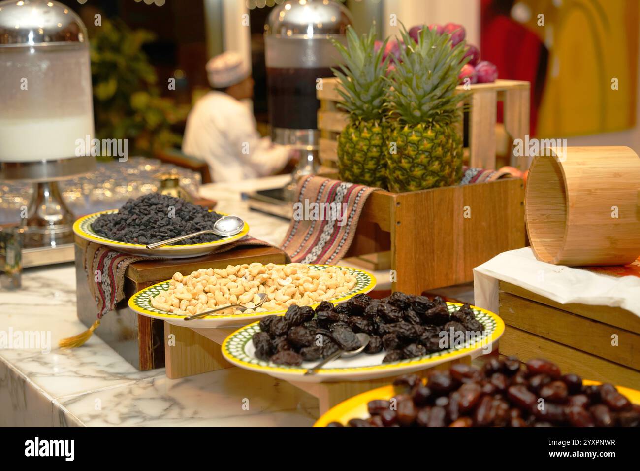 Ein lebhaftes Buffet mit einer Auswahl an Datteln aus getrockneten Früchten, Nüssen und frischer Ananas, elegant gestaltet und einladend zum Genießen Stockfoto