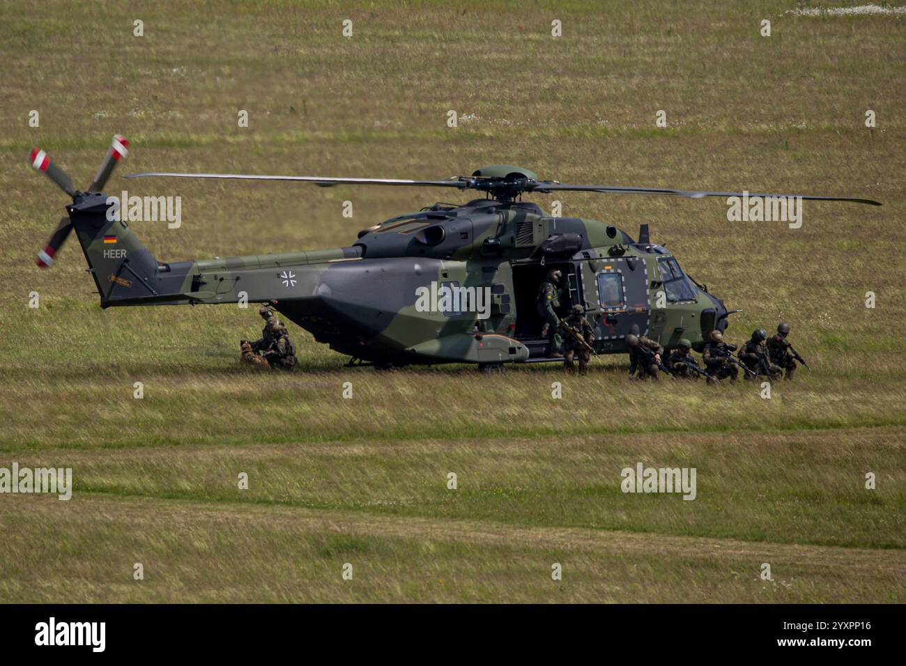 Soldaten der Spezialkräfte und ein NH90-Hubschrauber der Deutschen Armee Stockfoto