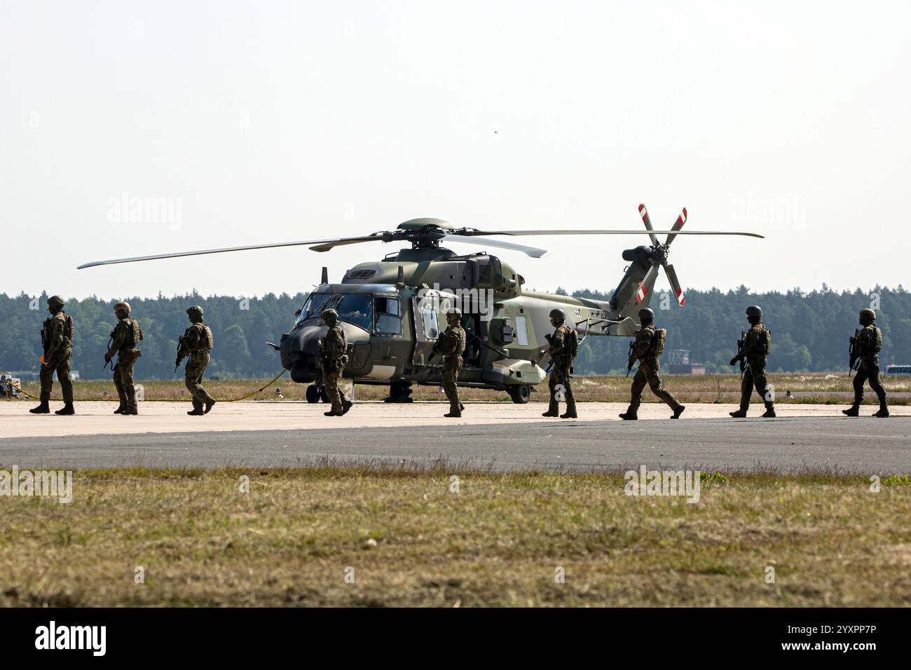Infanteristen der Deutschen Armee bereiten sich auf den Transport eines NH-90-Transporthubschraubers vor. Stockfoto