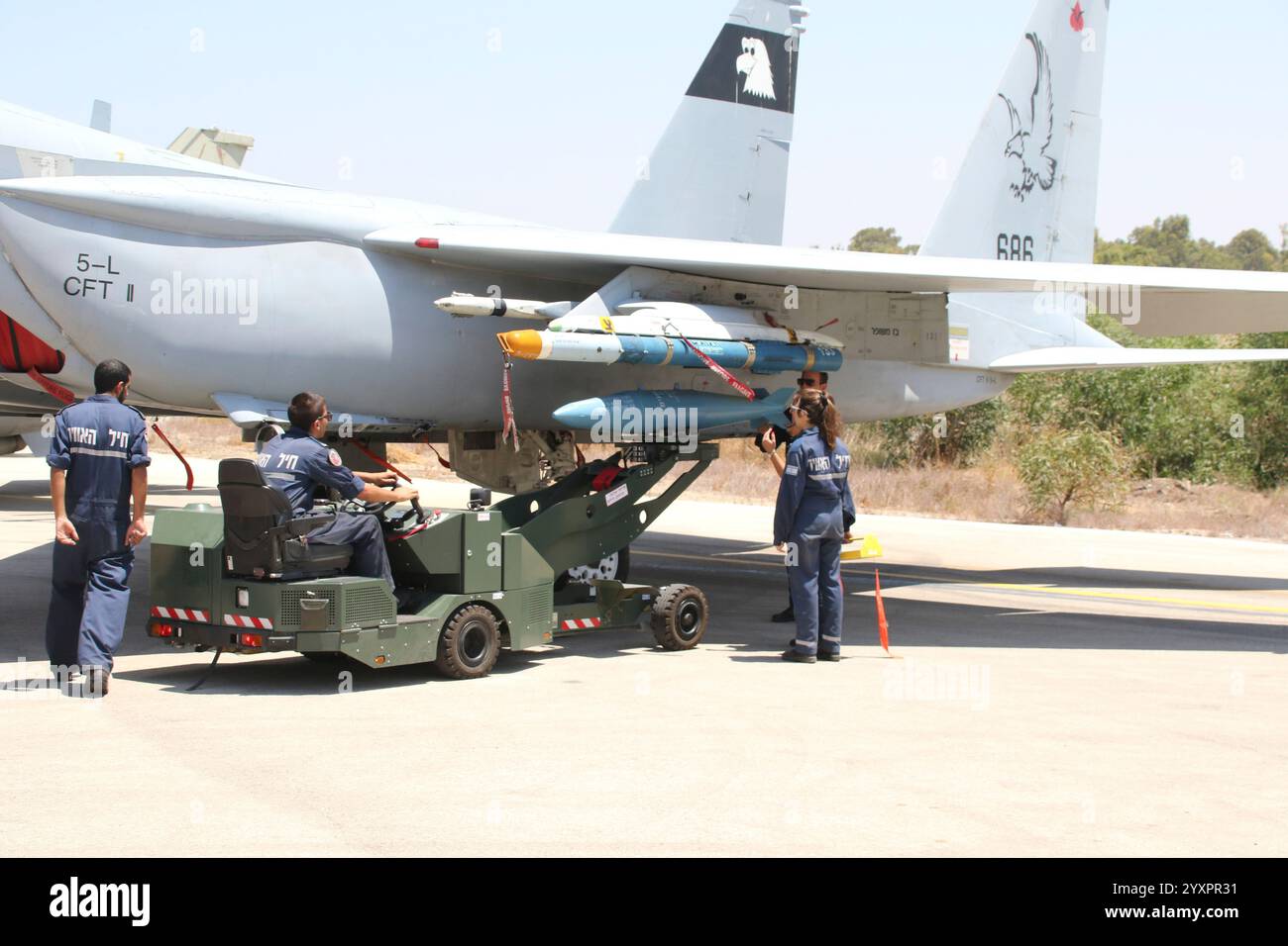 Bodenbesatzung bewaffnet ein Flugzeug der israelischen Luftwaffe F-15A. Stockfoto