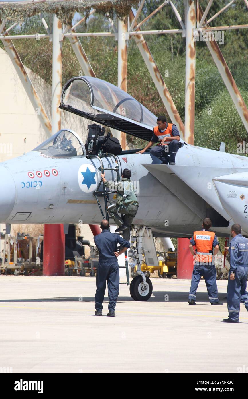 Flugzeugbesatzung an Bord einer israelischen Luftwaffe F-15C auf Quick Reaction Alert. Stockfoto